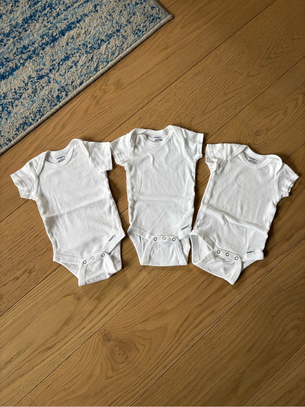 Gerber set of 3 onesies - size 3-6 months